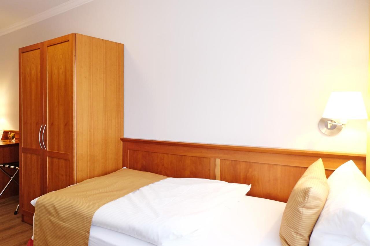 Hotel Mennicken Вюрзелен Экстерьер фото