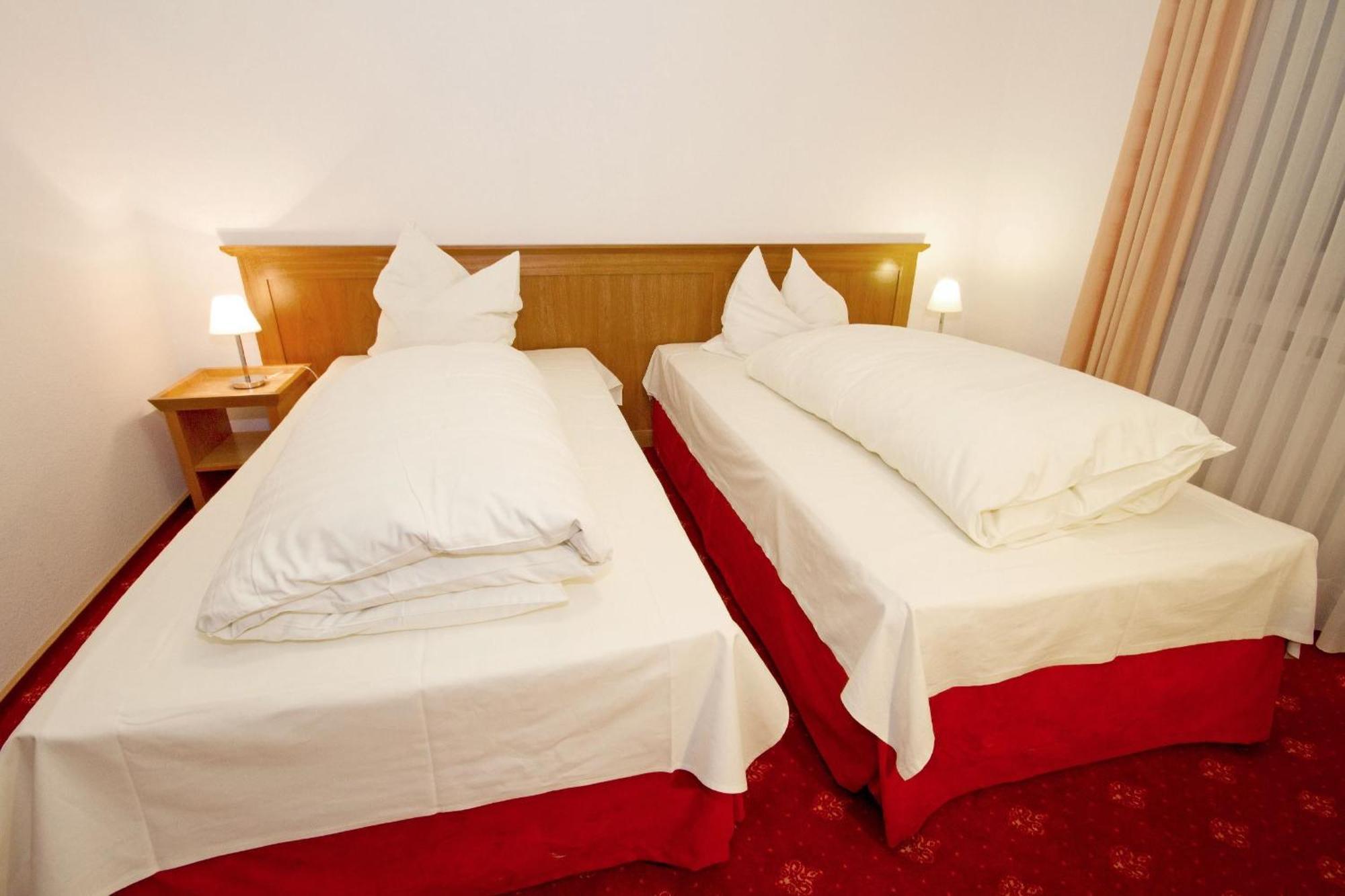 Hotel Mennicken Вюрзелен Экстерьер фото
