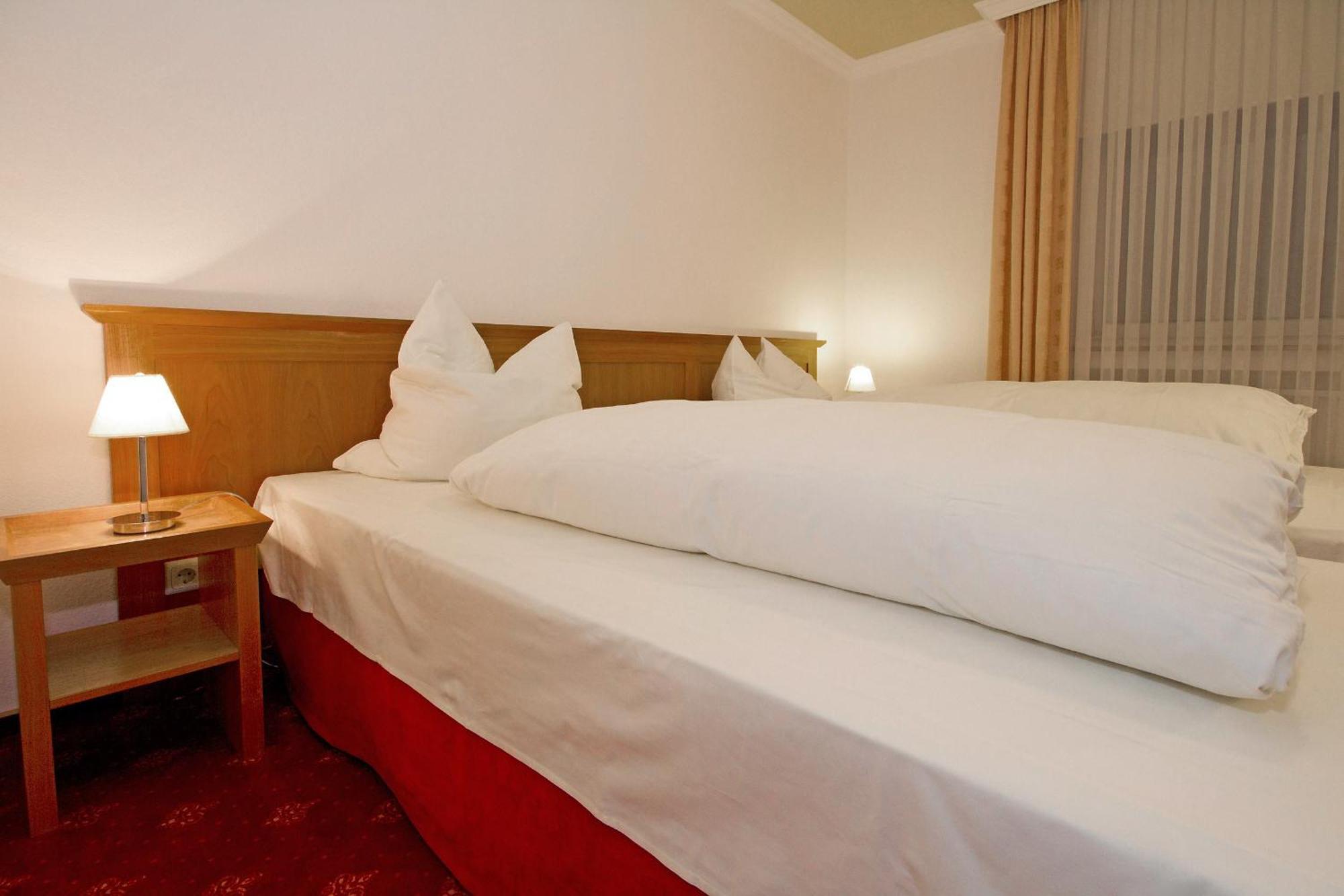 Hotel Mennicken Вюрзелен Экстерьер фото