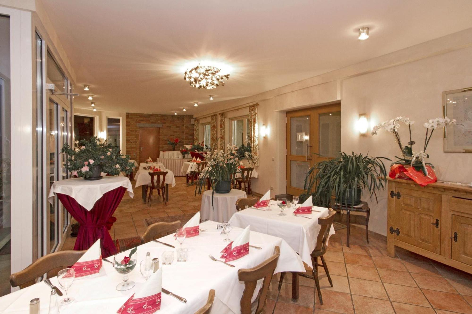 Hotel Mennicken Вюрзелен Экстерьер фото