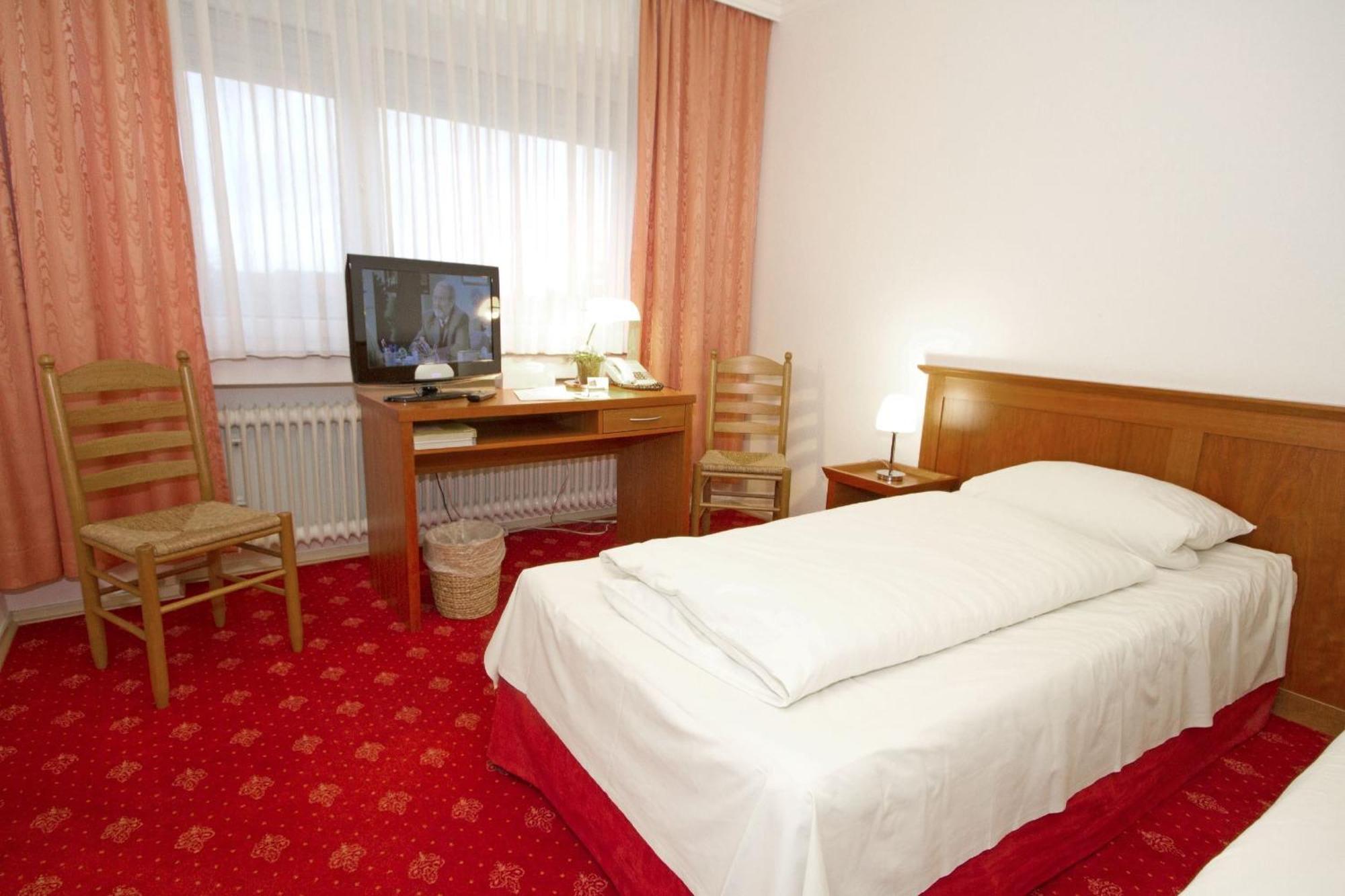 Hotel Mennicken Вюрзелен Экстерьер фото