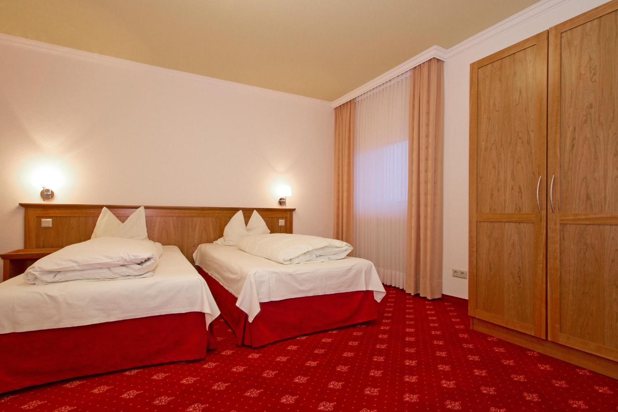 Hotel Mennicken Вюрзелен Экстерьер фото